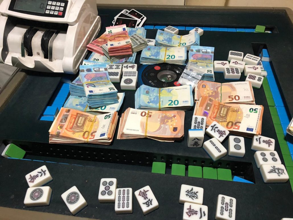 Scoperta maxi bisca clandestina cinese, 16 denunciati: sequestrati 70mila euro