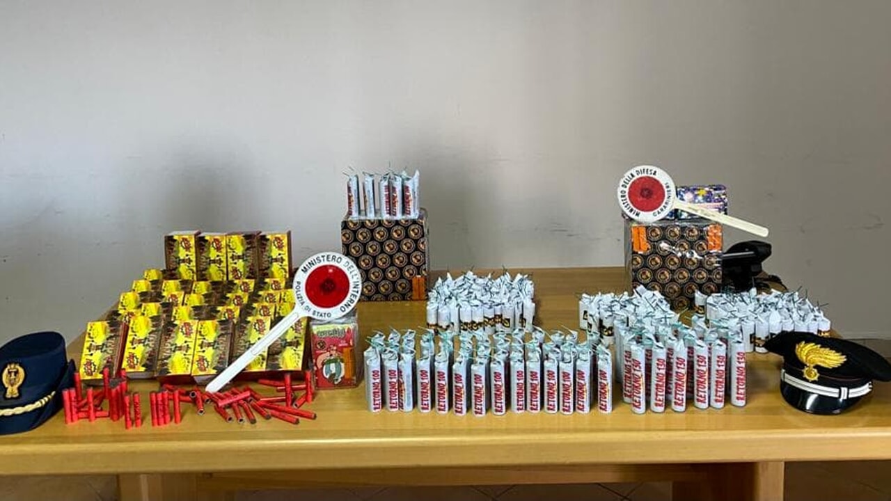 Agrigento, sequestrati 18 chili di botti con potenziale esplosivo fino a 60 metri: 2 arresti