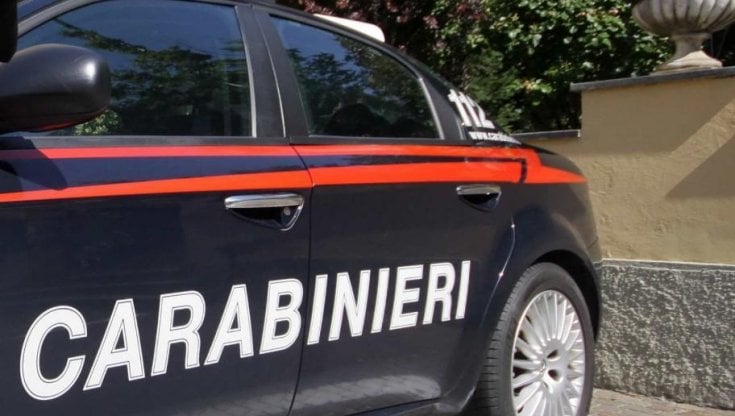 Innamorato follemente geloso incendia l’auto della donna “amata” e le urla contro: arrestato