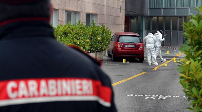 Milano, fermato l’uomo che ha colpito un medico con un’accetta: vittima in coma farmacologico