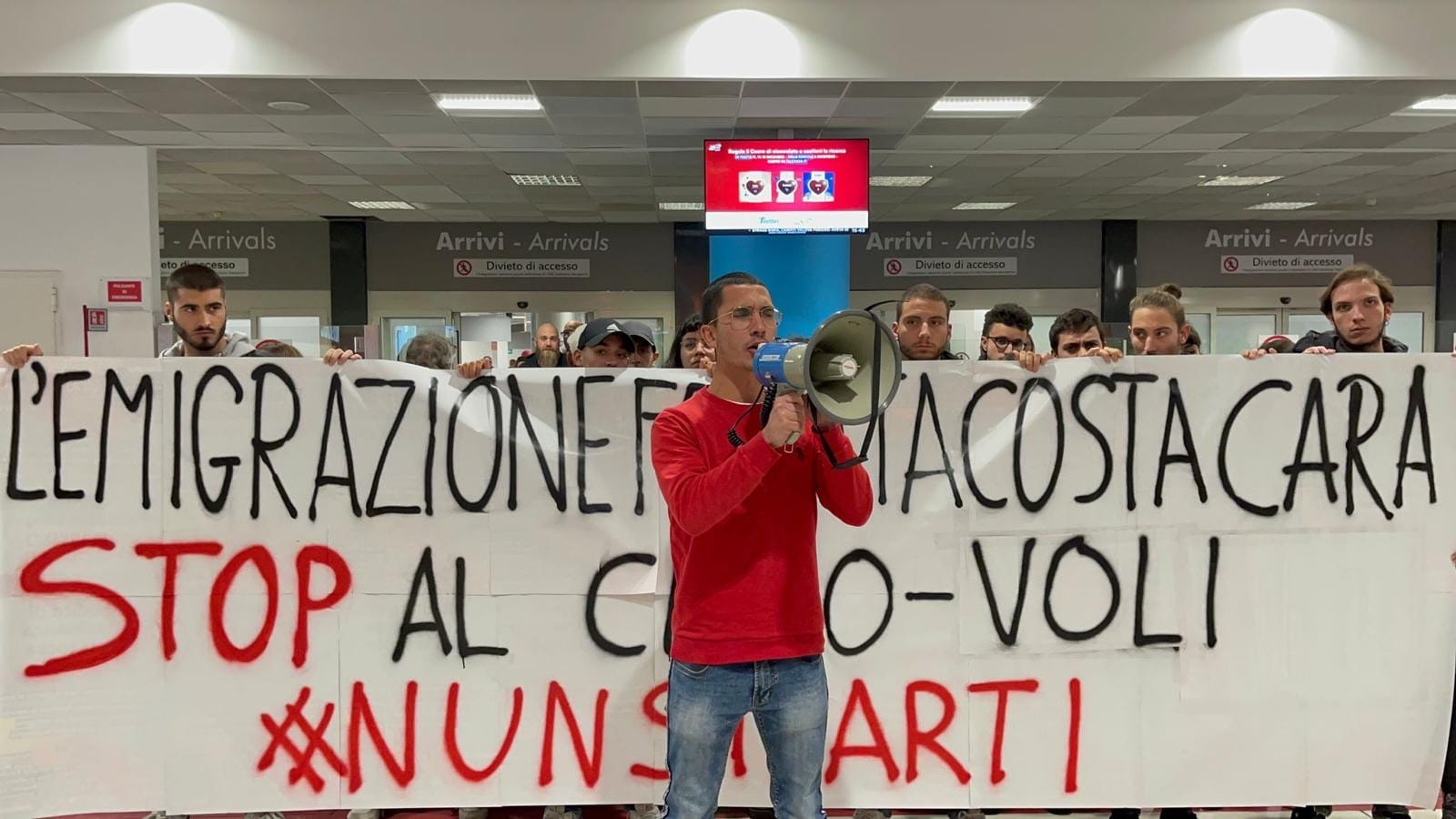 Caro voli, giovani protestano all’aeroporto di Palermo: “Costi proibitivi”