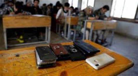 Pediatra fuori dal coro: “Cellulare ai bimbi? A giuste dosi ma un bene vietarlo in classe”