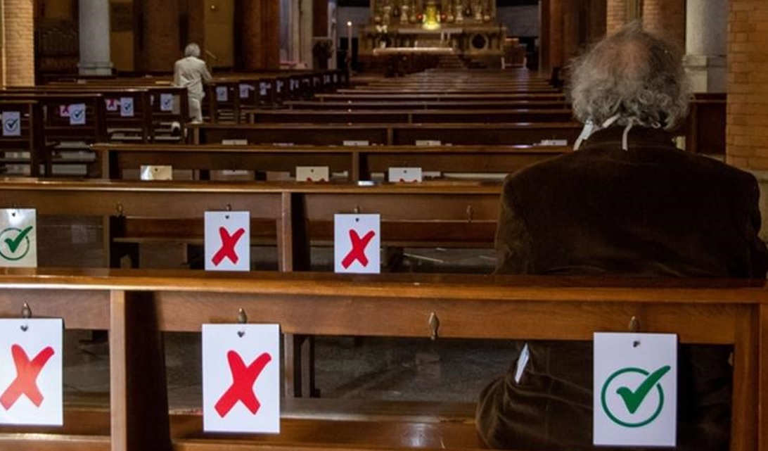 Covid Sicilia, cambiano le regole in chiesa: tornano acquasantiere e segno della pace