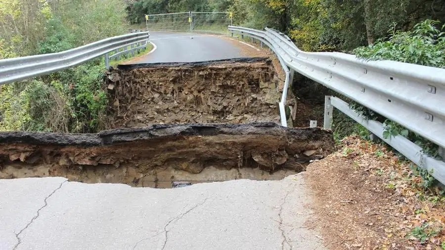 Pisa, crolla un ponte: nessun ferito