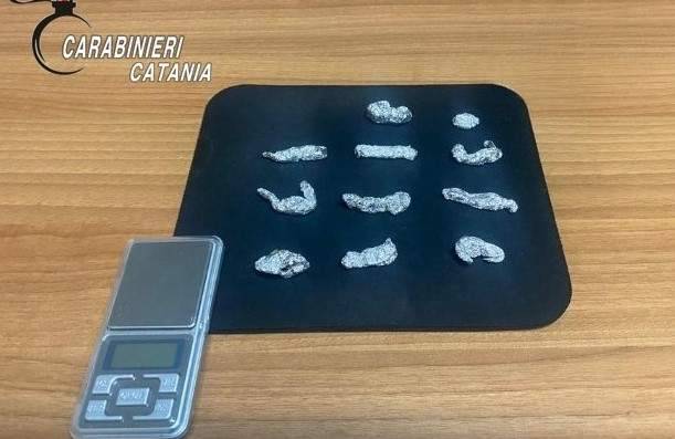 Acireale, 18enne spaccia in piazza Duomo: arrestato