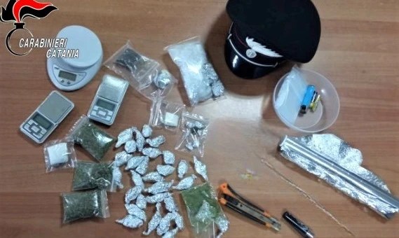 Catania, papà tenta di aiutare figlio pusher: un arresto e una denuncia