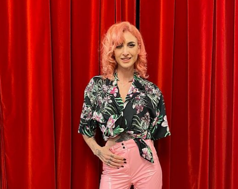 Chi è Ema Stokholma, dall’infanzia difficile alla pista di Ballando con le stelle