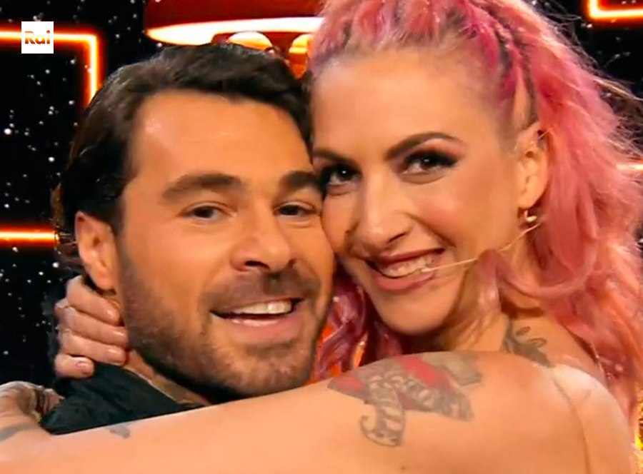 Chi è Ema Stokholma, dall’infanzia difficile alla pista di Ballando con le stelle