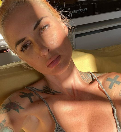 Chi è Ema Stokholma, dall’infanzia difficile alla pista di Ballando con le stelle