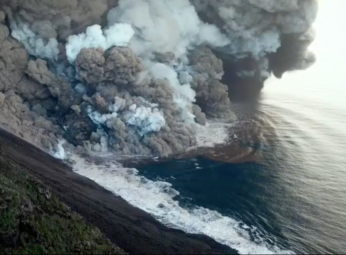 Stromboli, la lava raggiunge il mare: frane e maremoto, scatta l’allerta arancione