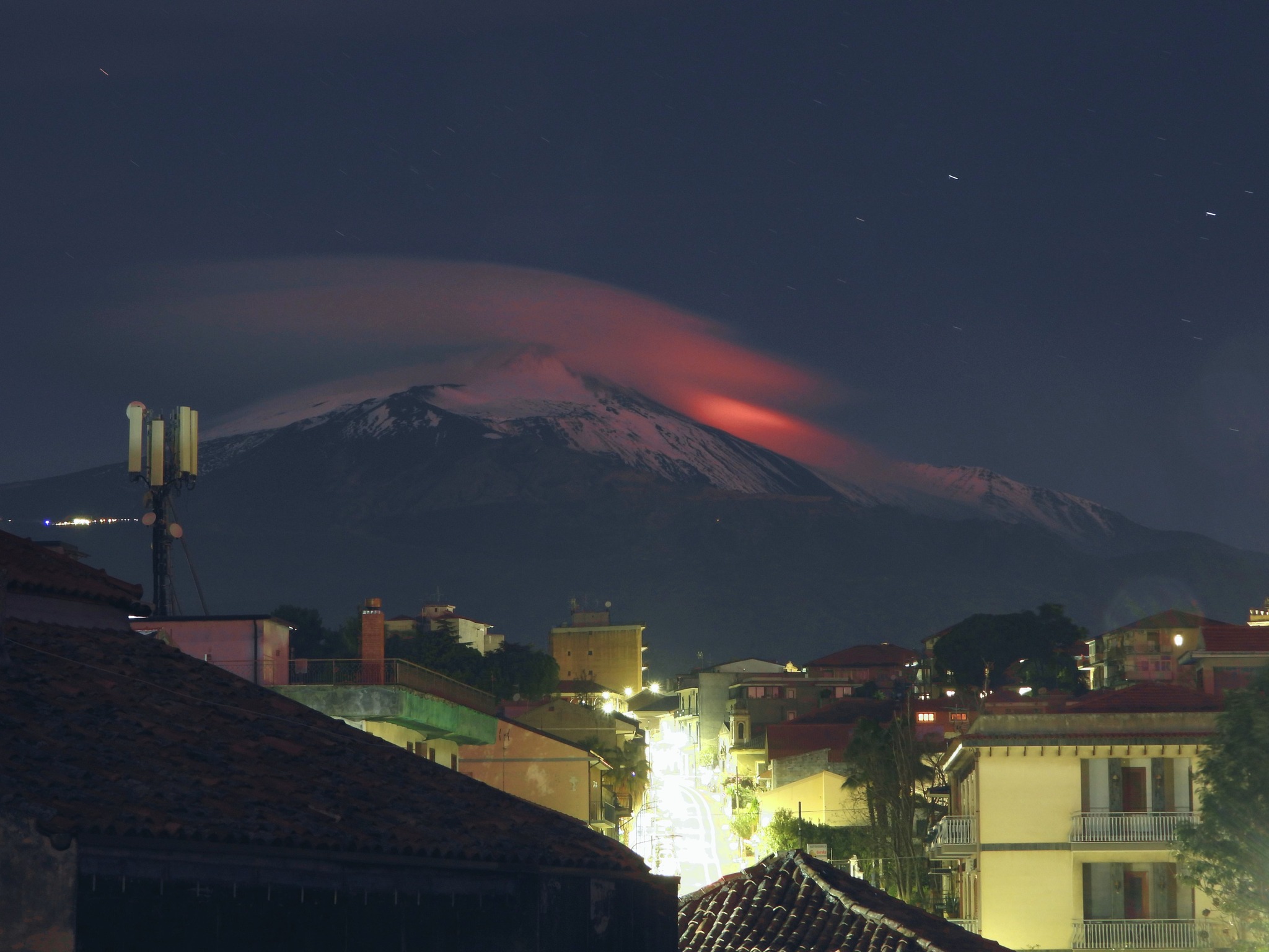 L’Etna all’alba, le foto del vulcanologo incantano tutti: colata lavica da 18 giorni