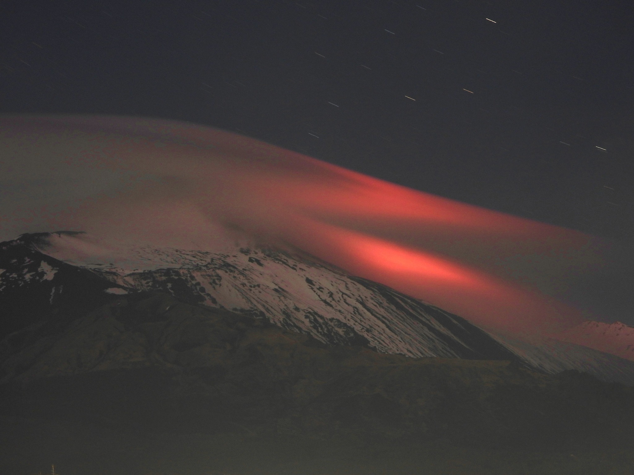 L’Etna all’alba, le foto del vulcanologo incantano tutti: colata lavica da 18 giorni