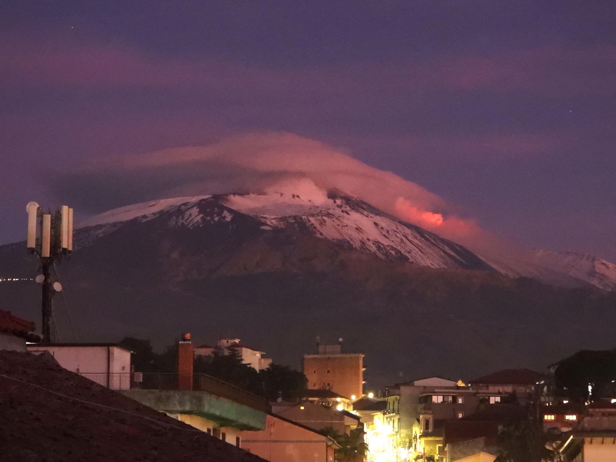 L’Etna all’alba, le foto del vulcanologo incantano tutti: colata lavica da 18 giorni