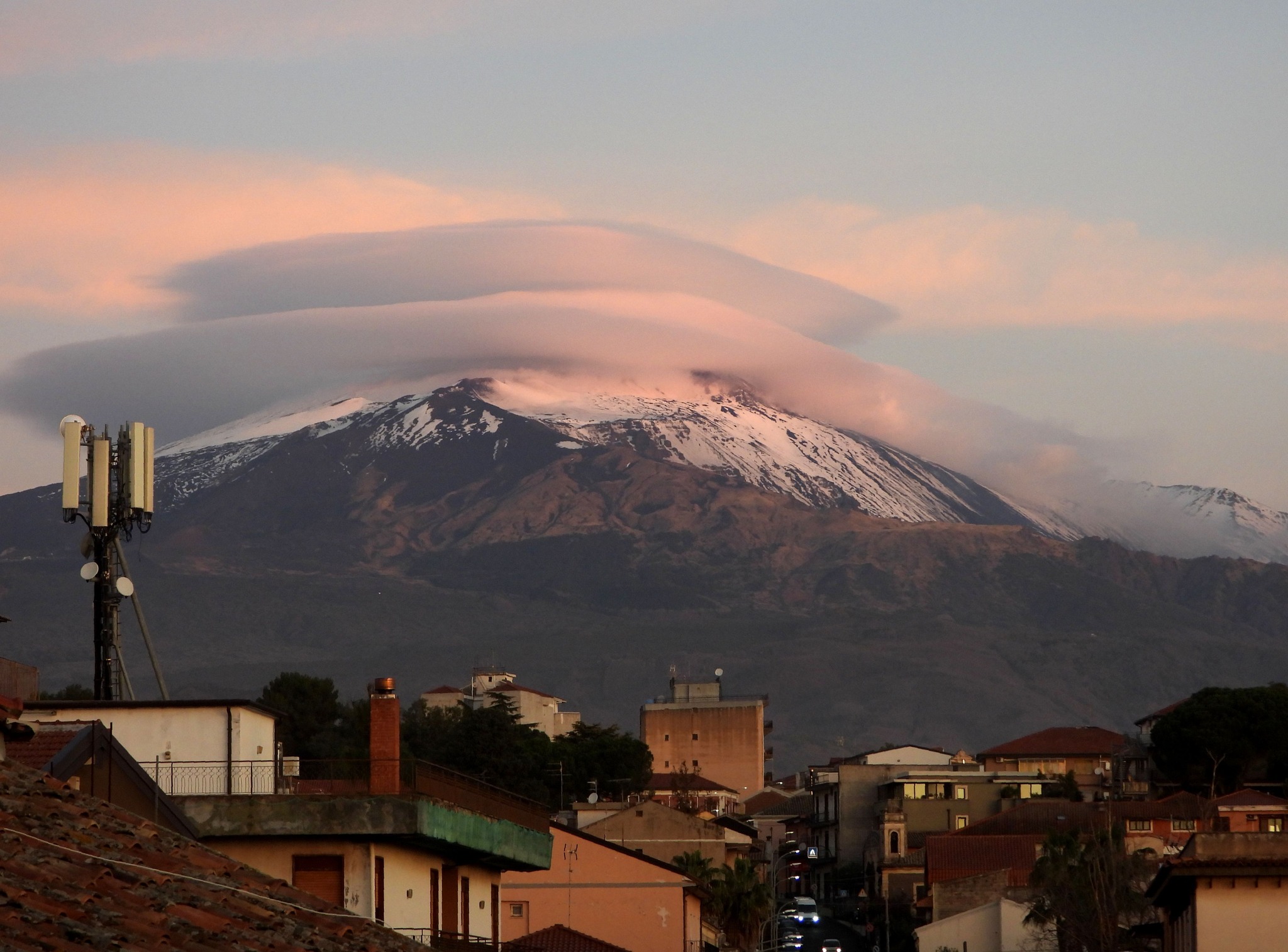Galleria foto 'L’Etna all’alba, le foto del vulcanologo incantano tutti: colata lavica da 18 giorni' - foto 1