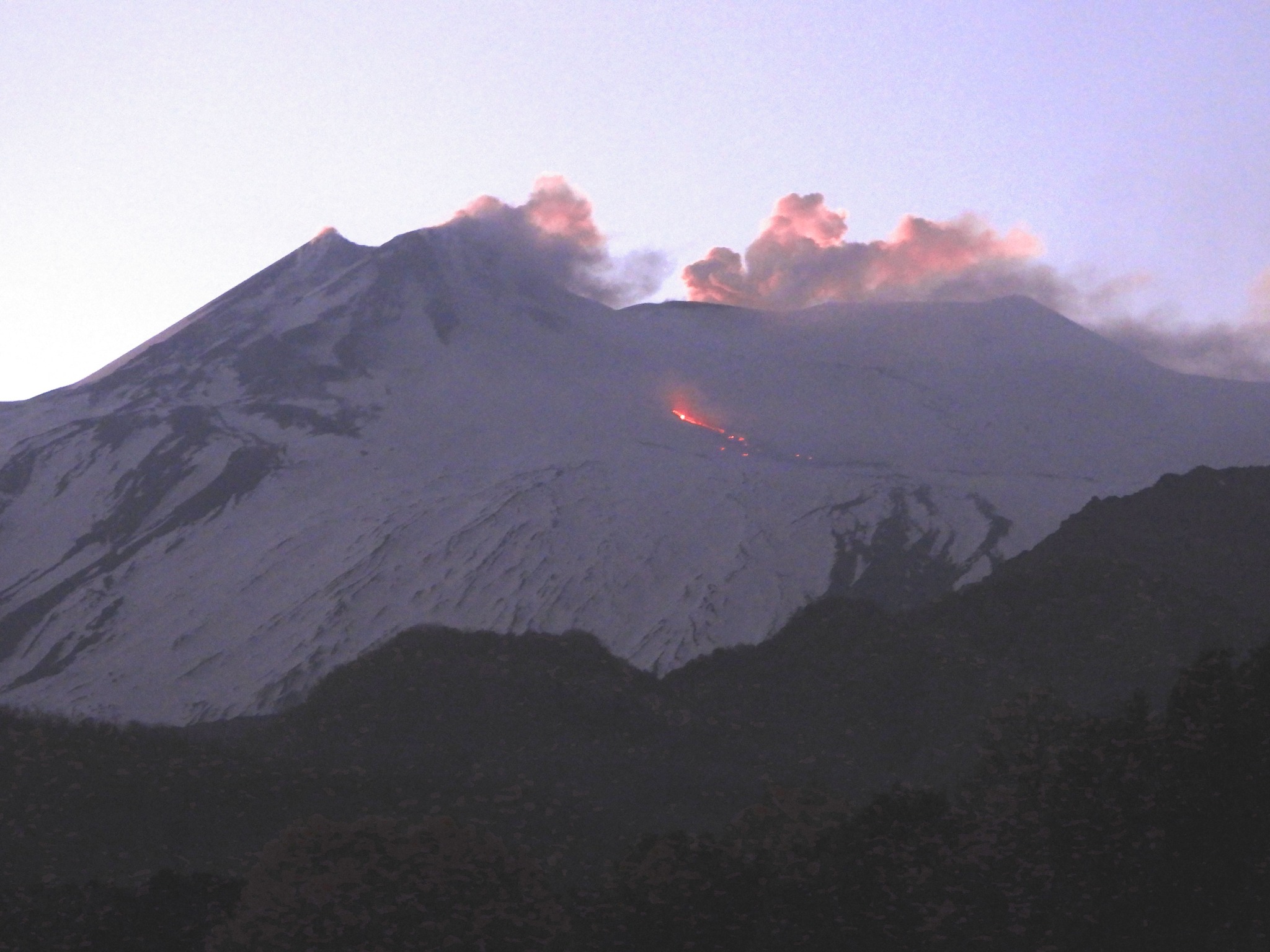 Si risveglia l’Etna, esplosione allo Stromboli: che succede in Sicilia tra eruzioni e maremoti Si risveglia l’Etna, esplosione allo Stromboli: che succede in Sicilia tra eruzioni e maremoti