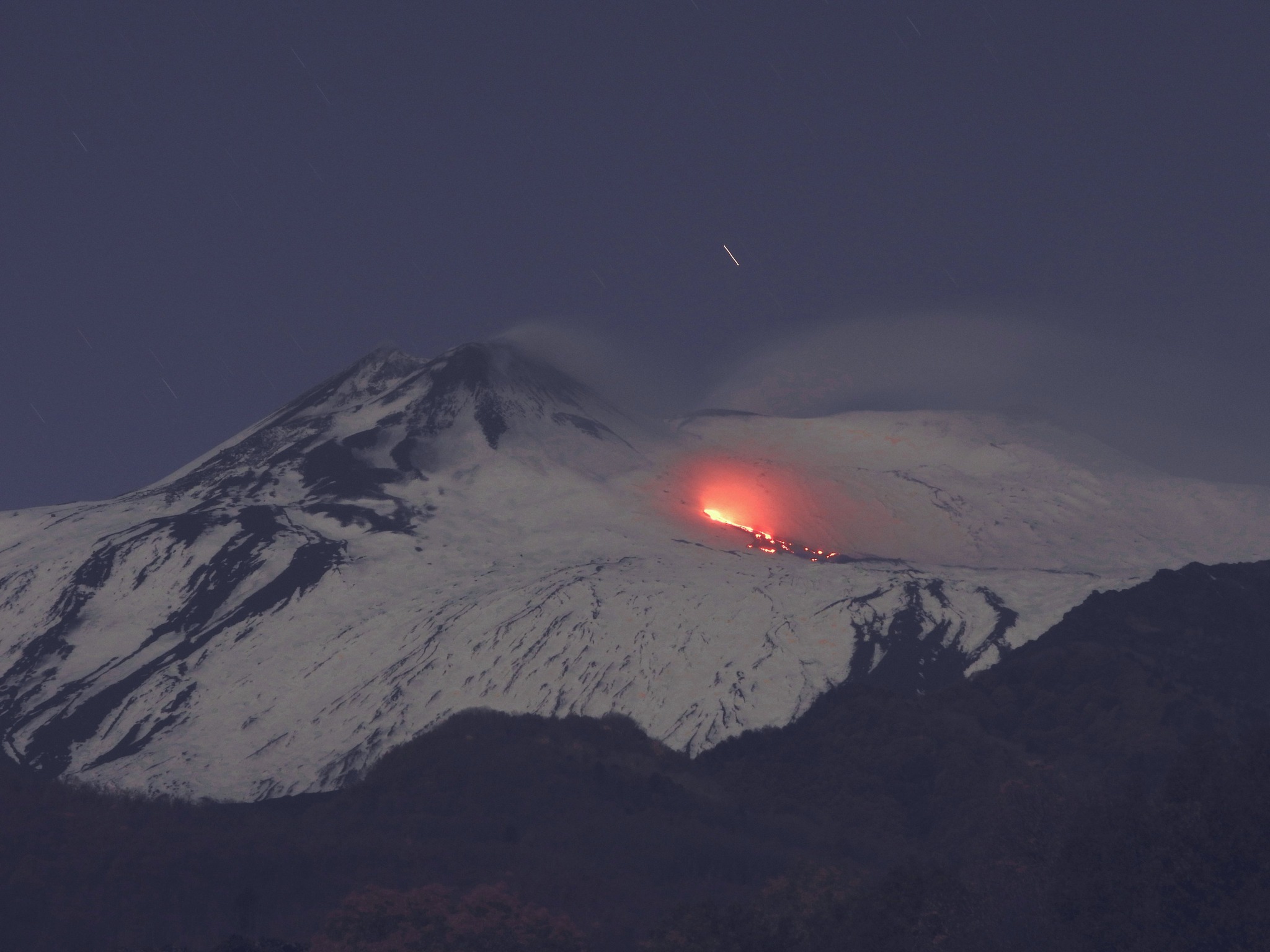 Si risveglia l’Etna, esplosione allo Stromboli: che succede in Sicilia tra eruzioni e maremoti Si risveglia l’Etna, esplosione allo Stromboli: che succede in Sicilia tra eruzioni e maremoti