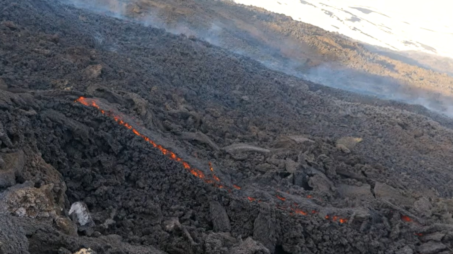 Etna, le incredibili immagini della colata di lava a 2800 metri