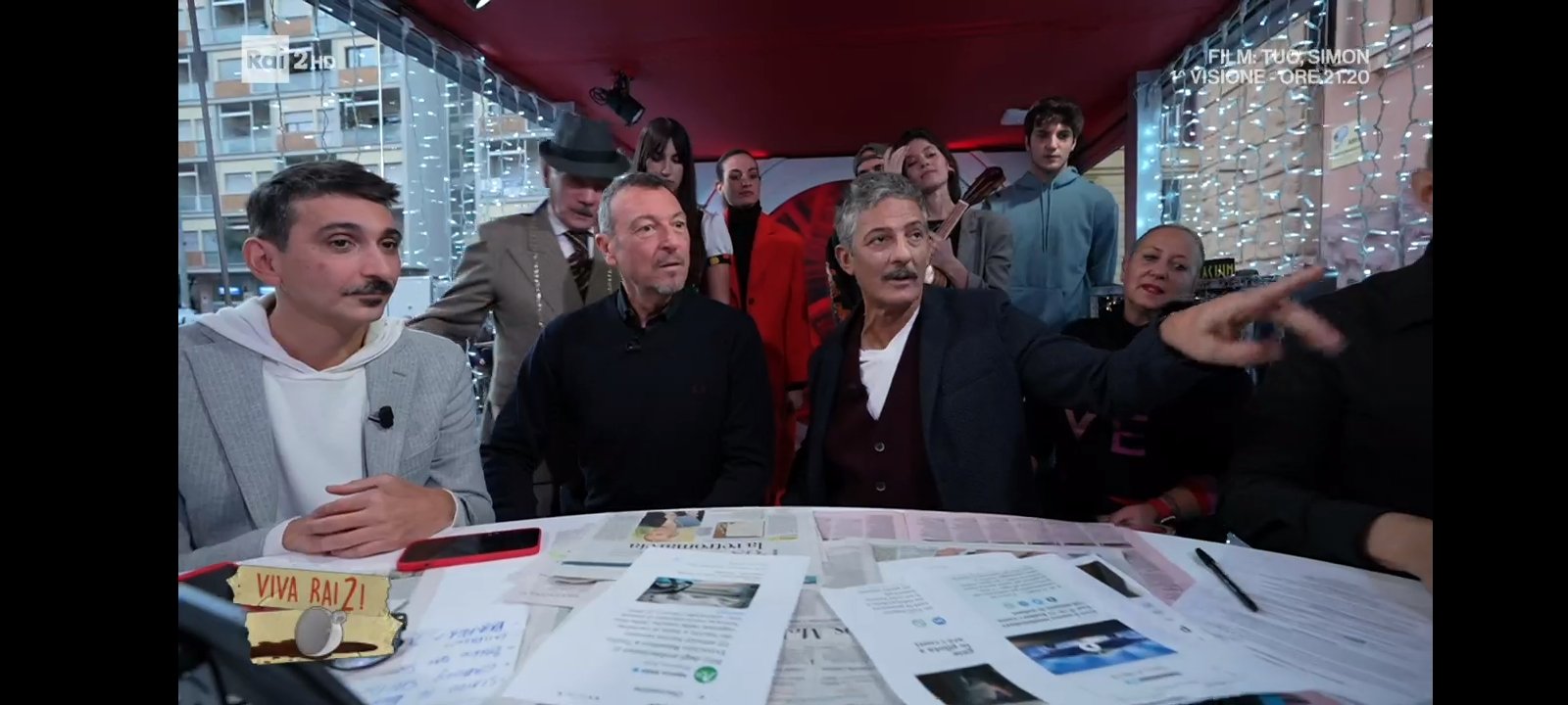 Viva Rai2, annuncio a sorpresa di Amadeus poi la voce di Annalisa: per Fiorello debutto magico