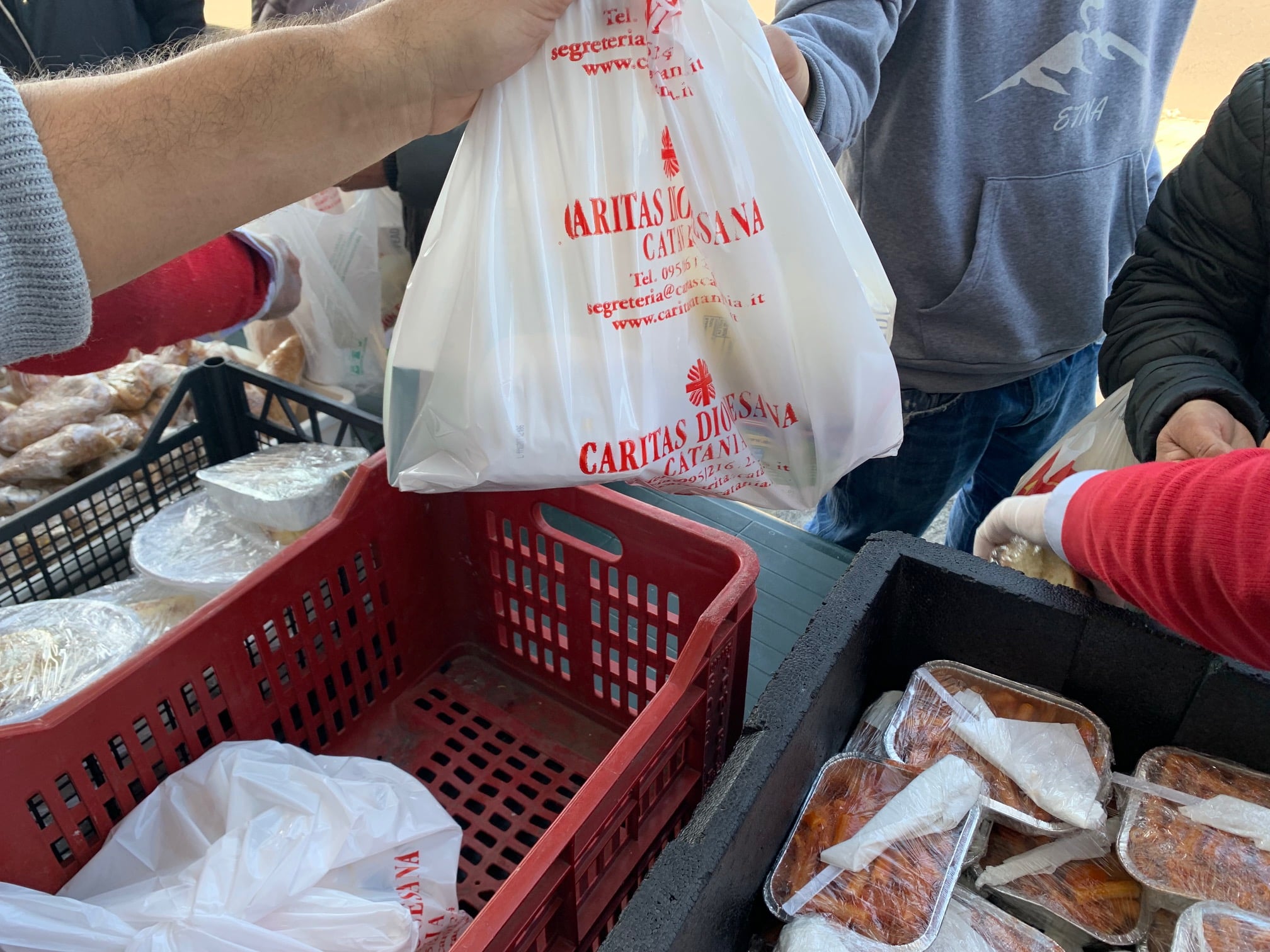 Caritas Catania, anche a Natale volontari al lavoro all’Help Center per aiutare i più bisognosi Caritas Catania, anche a Natale volontari al lavoro all’Help Center per aiutare i più bisognosi