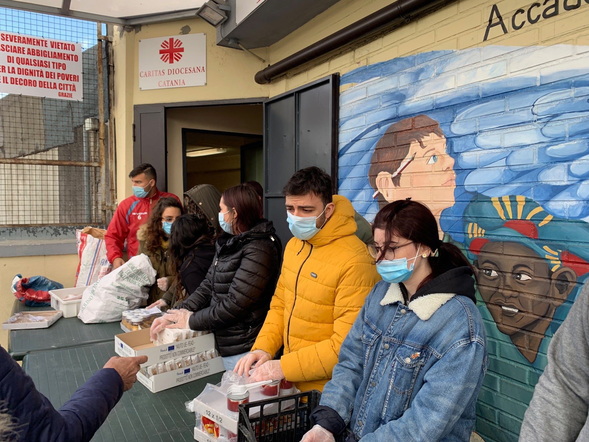 Caritas Catania, anche a Natale volontari al lavoro all’Help Center per aiutare i più bisognosi