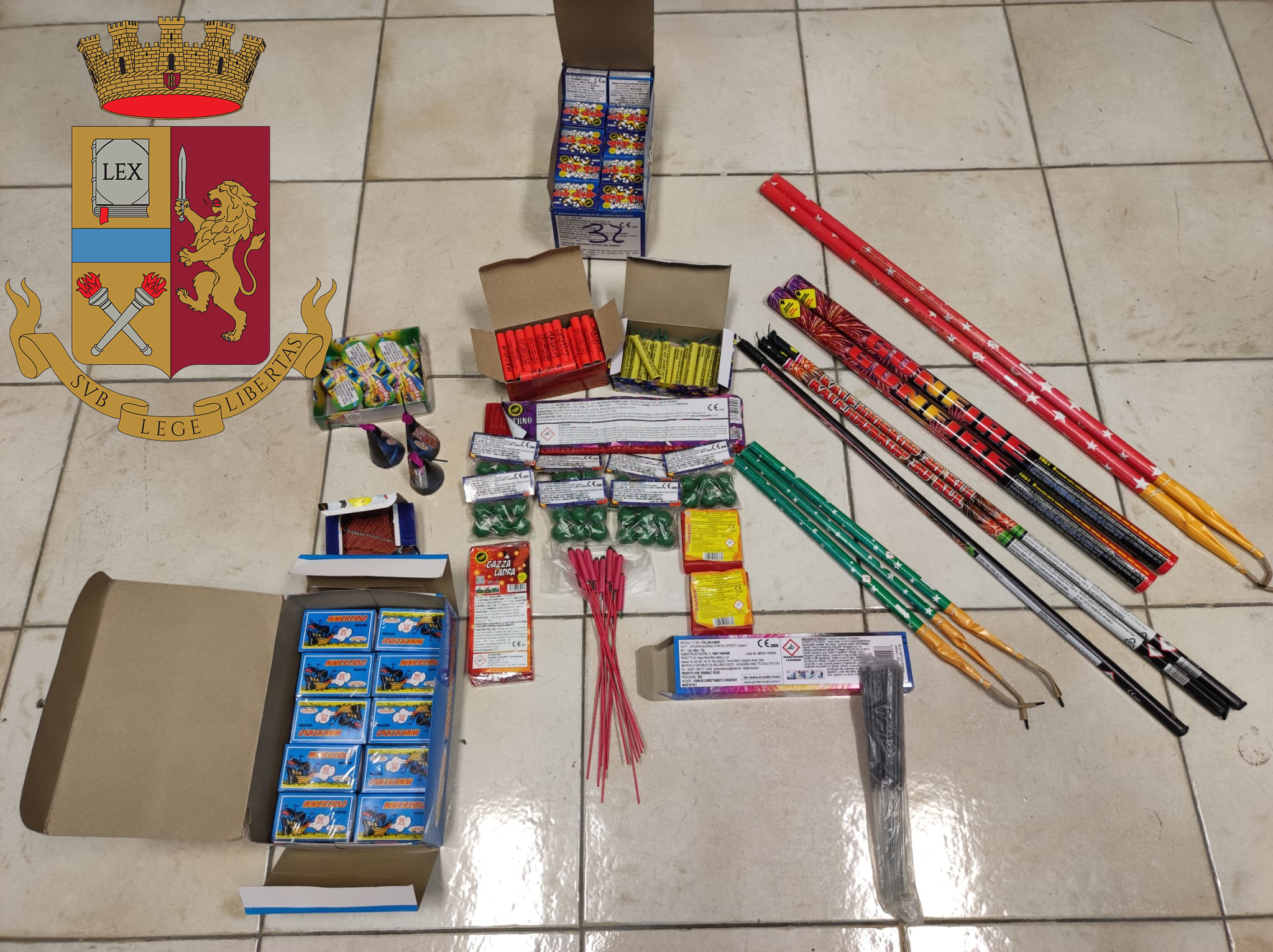 Vendeva abusivamente fuochi d’artificio in via Citelli a Catania: scatta la denuncia