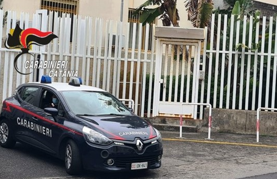 Sorpresi ad “armeggiare” su uno scooter Aprilia Scarabeo ad Aci Castello: 3 arresti