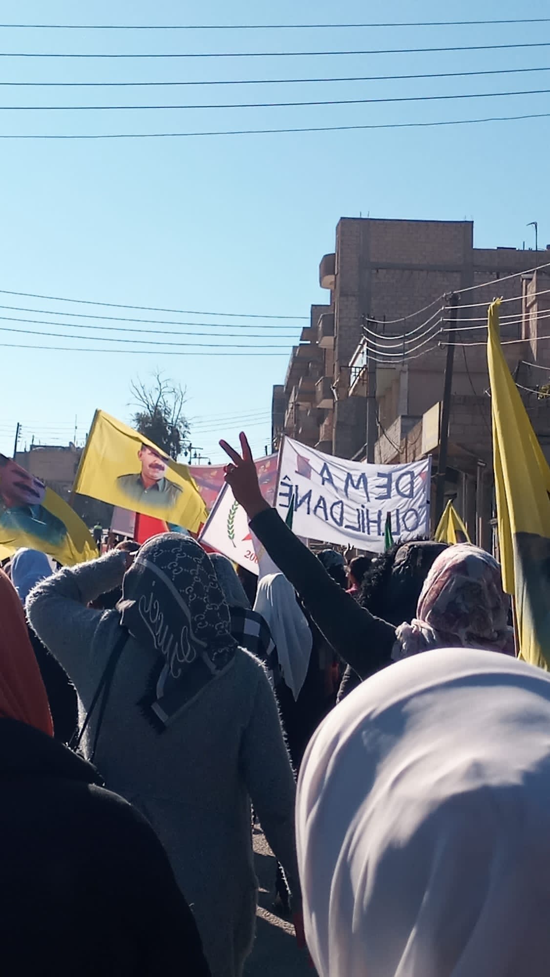 Erdogan bombarda la Siria con armi chimiche e libera militanti Isis: “Pericolo per Occidente”