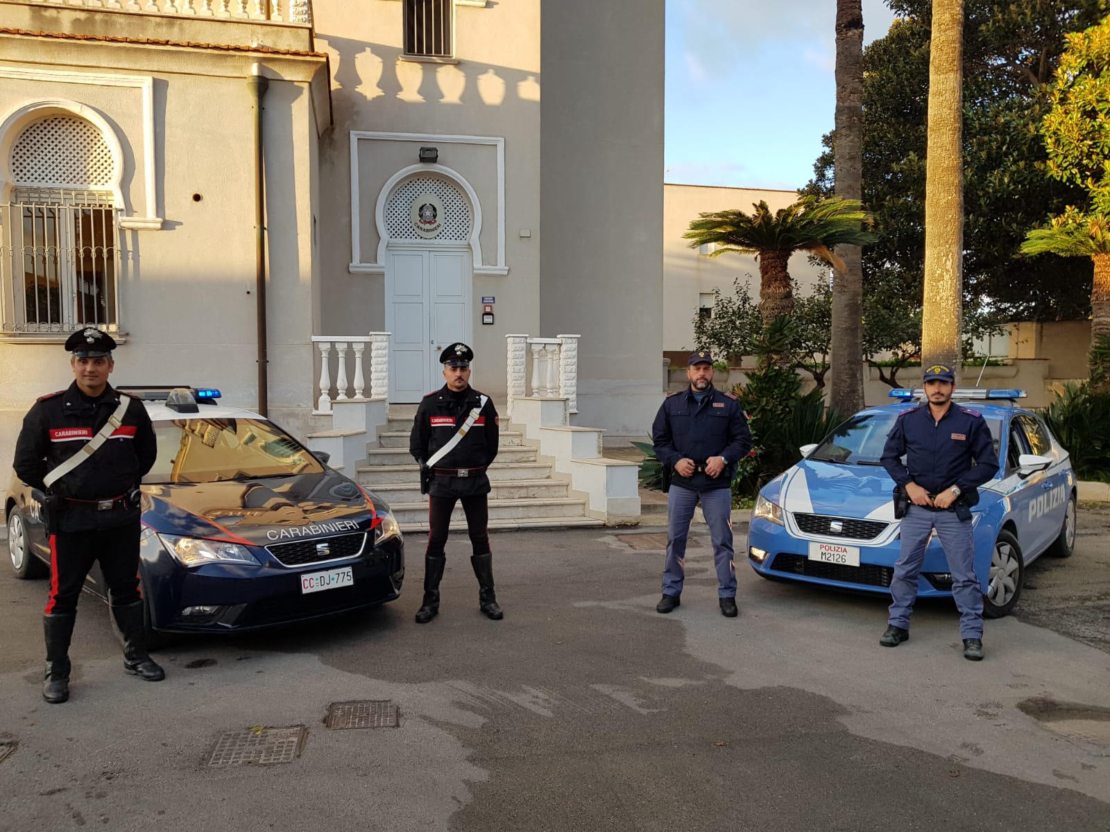 Vasto incendio nel parcheggio, due auto in fiamme: scatta l’arresto per un pregiudicato