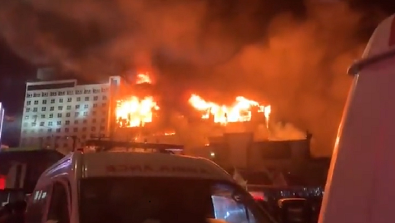 Incendio in casa, madre muore tra le fiamme, padre salva bimbo ma precipita nel vuoto