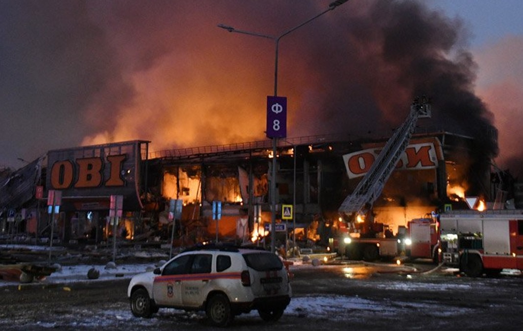 Maxi incendio in un centro commerciale di Mosca: 3mila persone evacuate