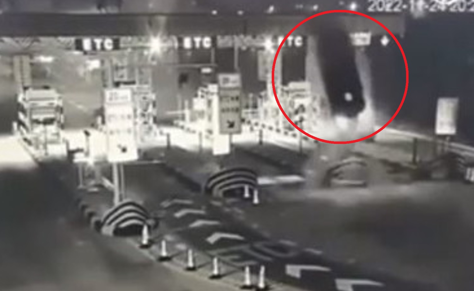 Incidente al casello autostradale: l’auto “decolla e prende il volo”, le incredibili immagini