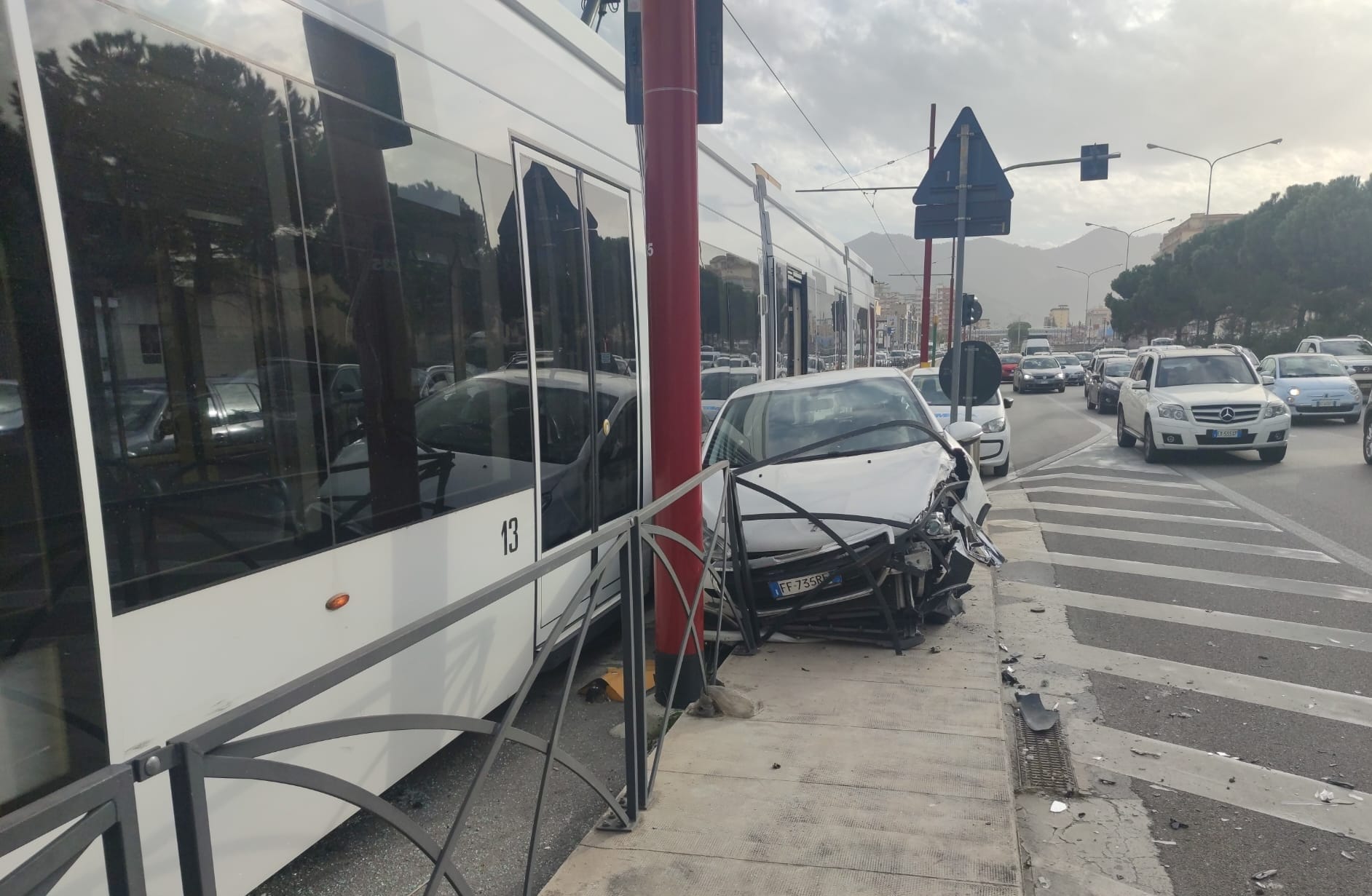 Violento scontro tra auto e tram, il mezzo pubblico deraglia: donna in ospedale
