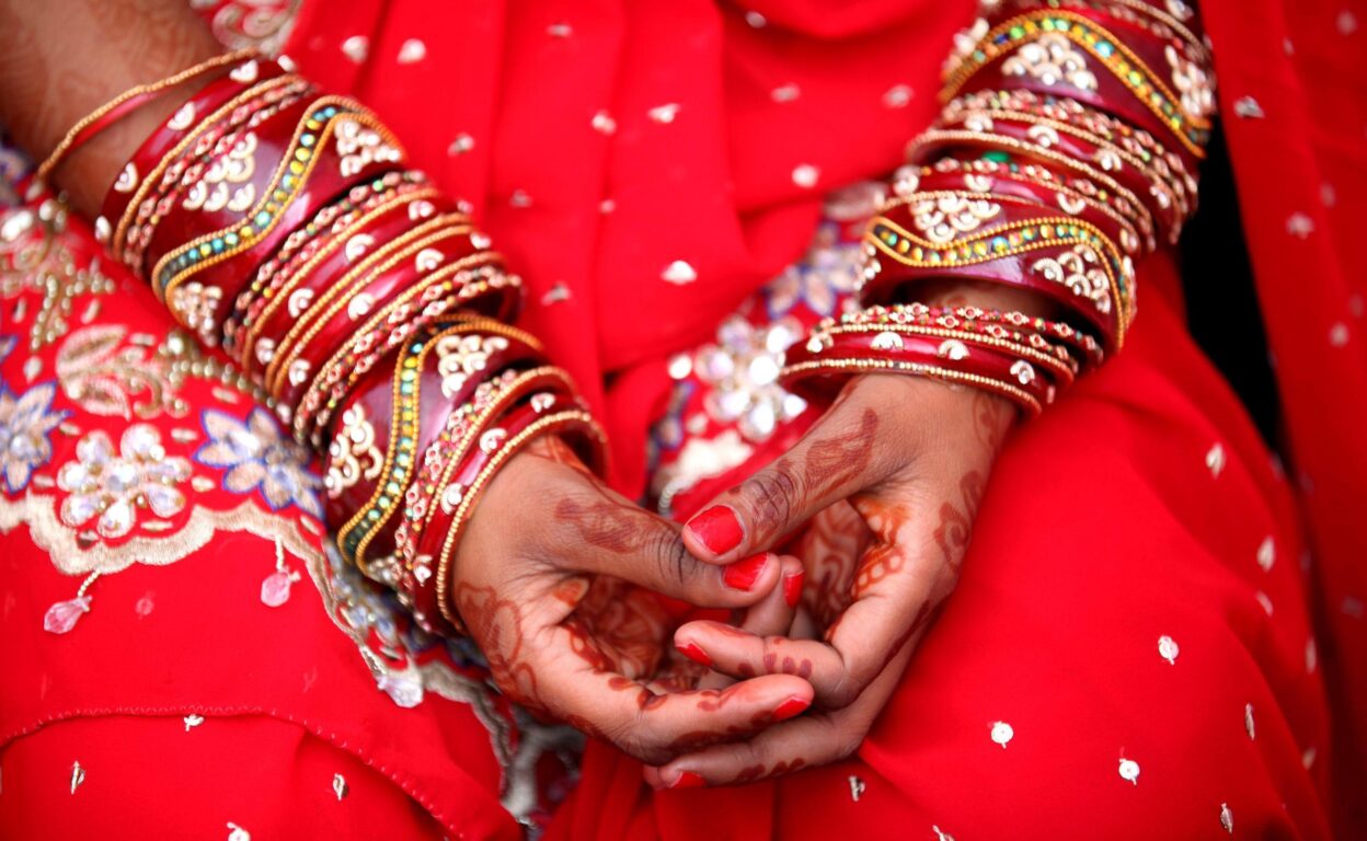 India, bevono alcol adulterato a un matrimonio: 37 morti