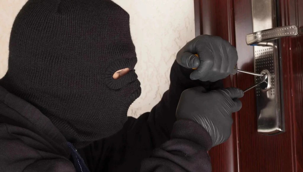 Pompiere derubato in casa mentre è assente: trafugati soldi e preziosi