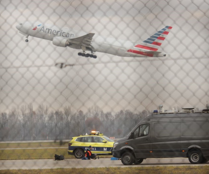 Attivisti clima si “incollano” sulla pista dell’aeroporto di Monaco