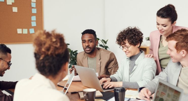 Lavoro, lo studio: per generazione Z importante “un mentore” in azienda
