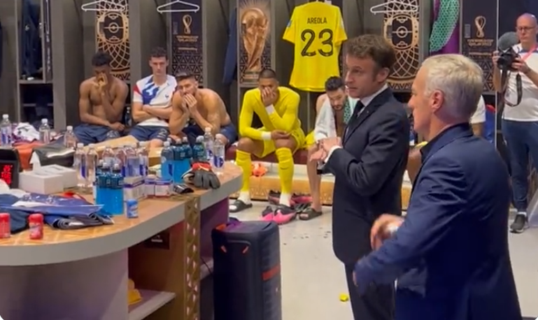 Francia sconfitta ai mondiali, Macron negli spogliatoi: “Fiero di voi”. Il video