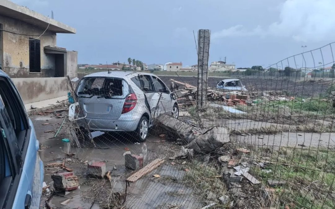 Maltempo: tromba d’aria nel Crotonese, residenti bloccati in casa salvati dai vigili del fuoco