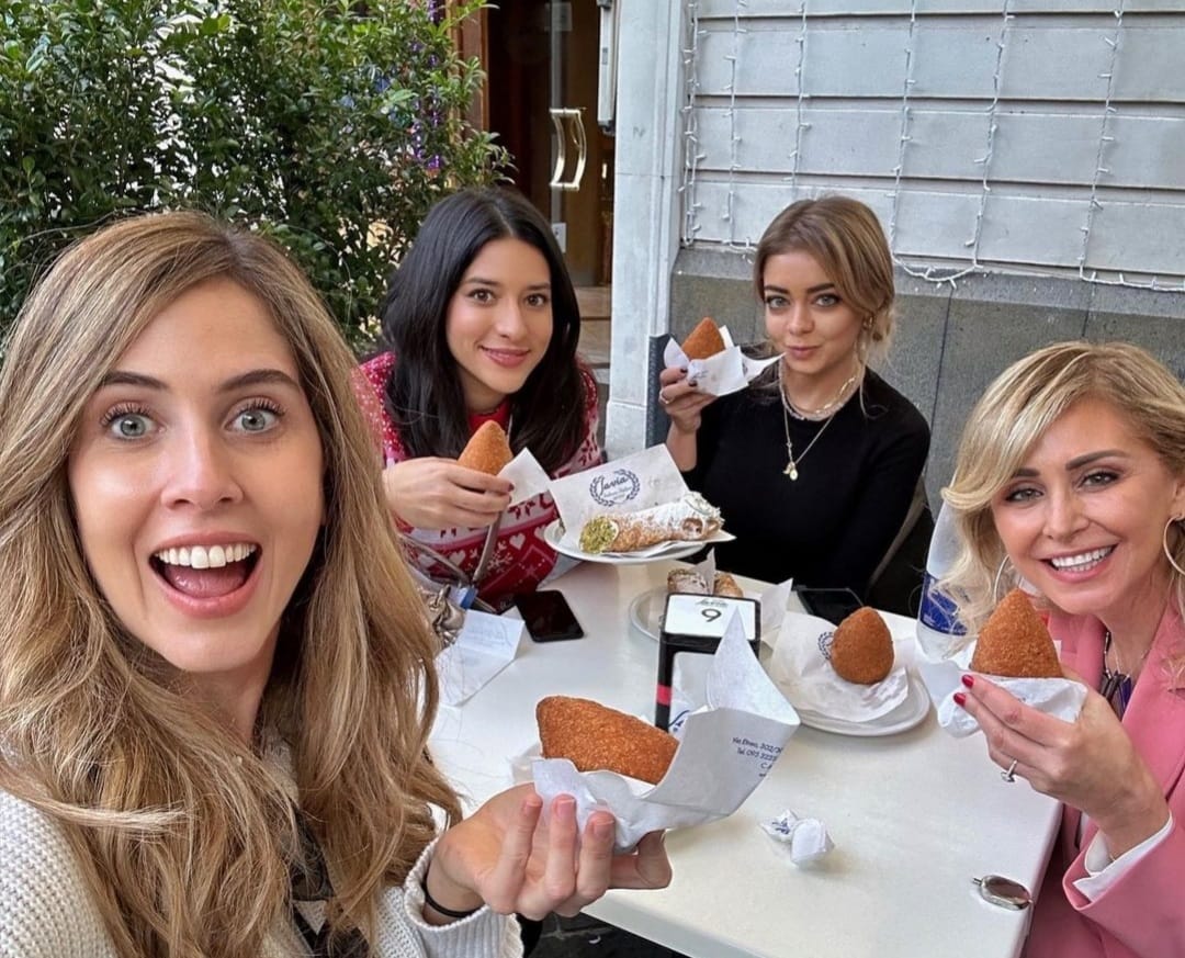 Mamma e sorella di Chiara Ferragni a Catania per una breve vacanza. Le foto