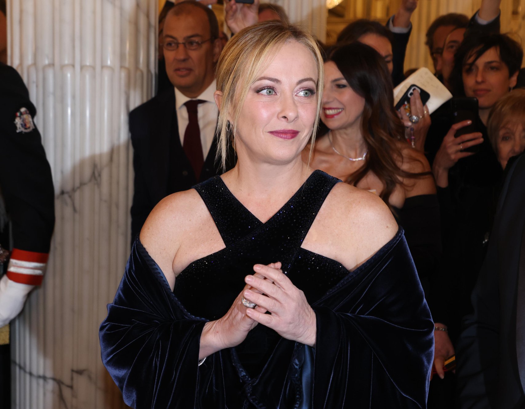 La premier Meloni e il suo compagno alla prima della Scala: col vestito Armani incanta tutti
