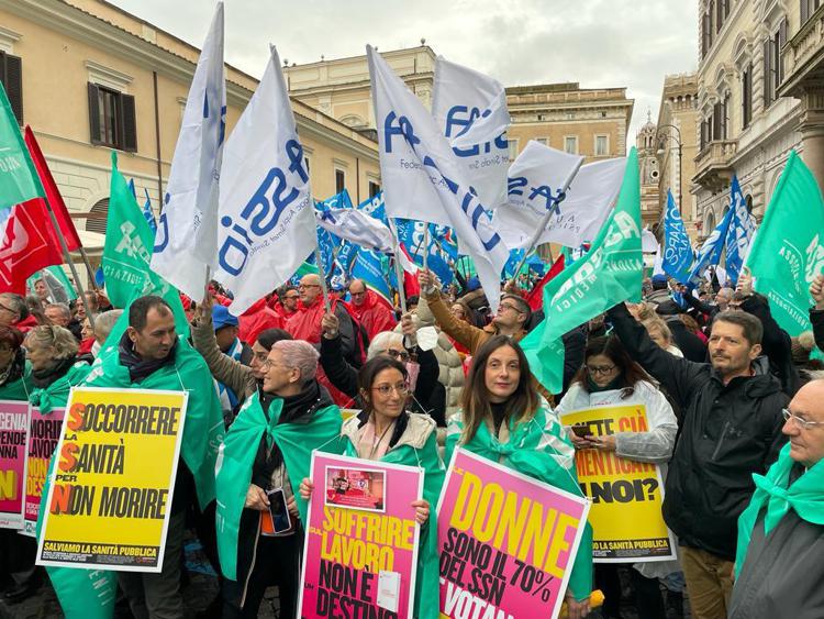 Medici in piazza a Roma: “Salviamo il Servizio sanitario nazionale”
