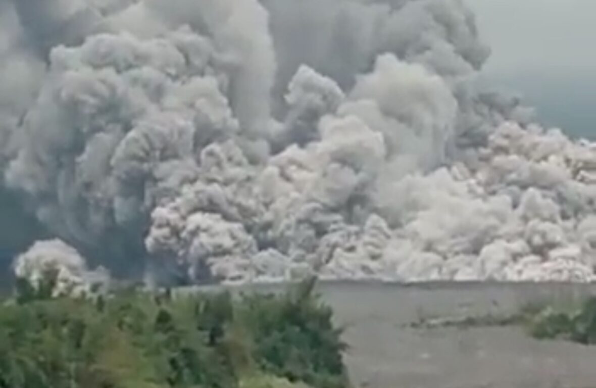 Indonesia: erutta il vulcano Monte Semeru, allarme tsunami in Giappone. Video