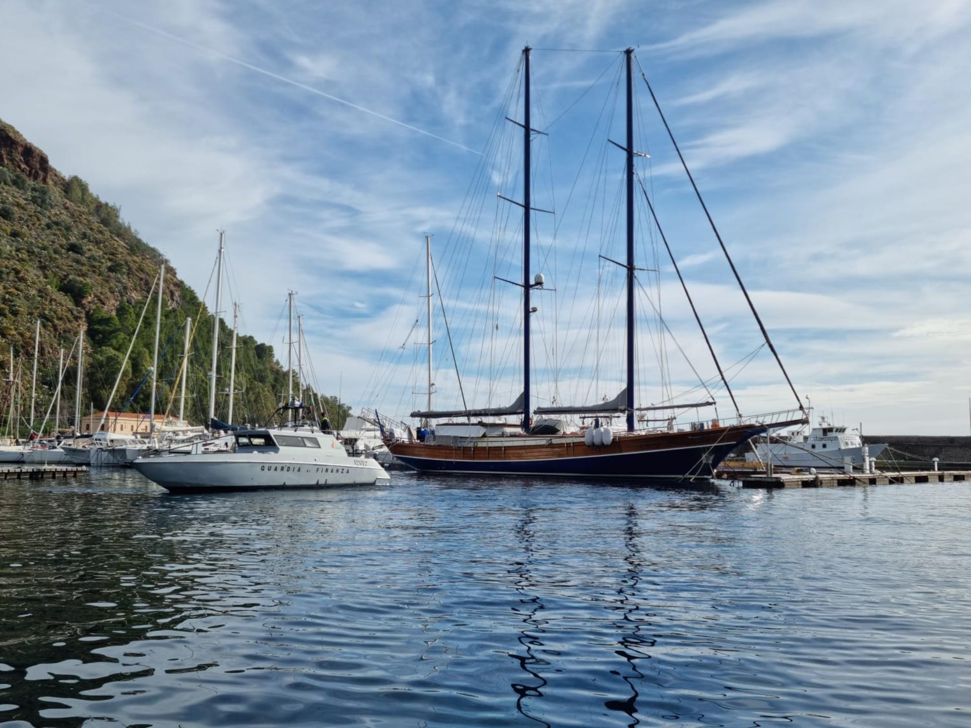 Evasione Iva e contrabbando: sequestrato motoveliero ormeggiato a Lipari