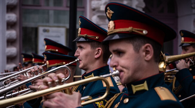 Ucraina, Russia invia cantanti e attori in prima linea per risollevare il morale delle truppe