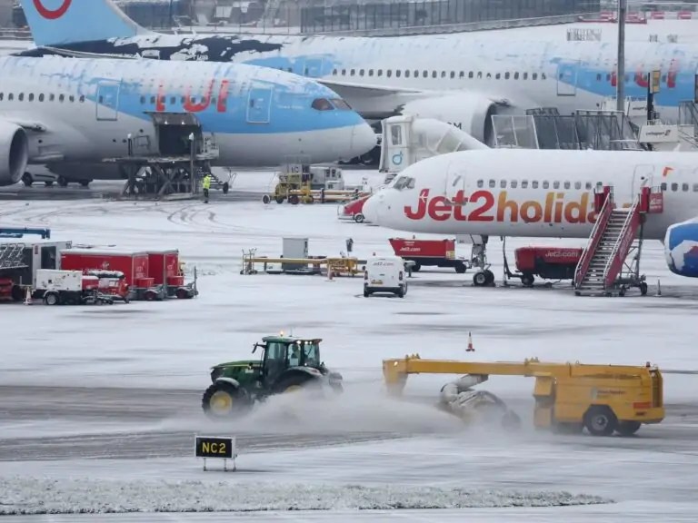Maltempo a Londra, caos negli aeroporti a causa della neve Maltempo a Londra, caos negli aeroporti a causa della neve
