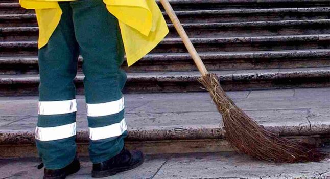 Operatore ecologico spara contro i colleghi e poi si uccide