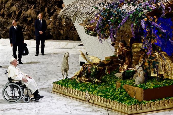Il Papa in visita al presepe di piazza San Pietro sulla sedia a rotelle