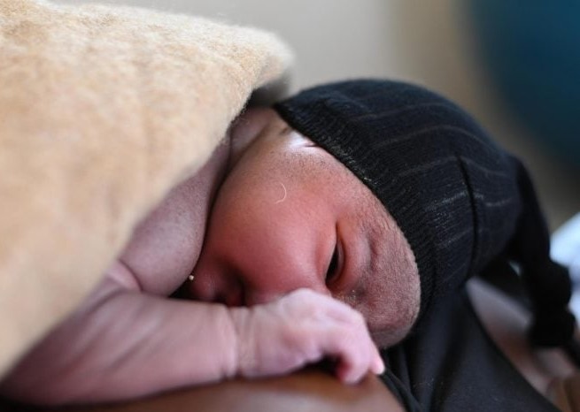 Migranti, portata a Lampedusa donna che ha partorito a bordo