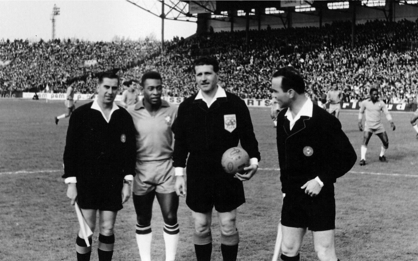 Calcio, Pelè e il siracusano Concetto Lo Bello insieme in una foto nel match Francia-Brasile