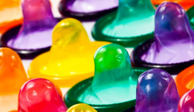 Preservativi gratis ai giovani in Francia, esperti: “Scelta da seguire per sesso sicuro”